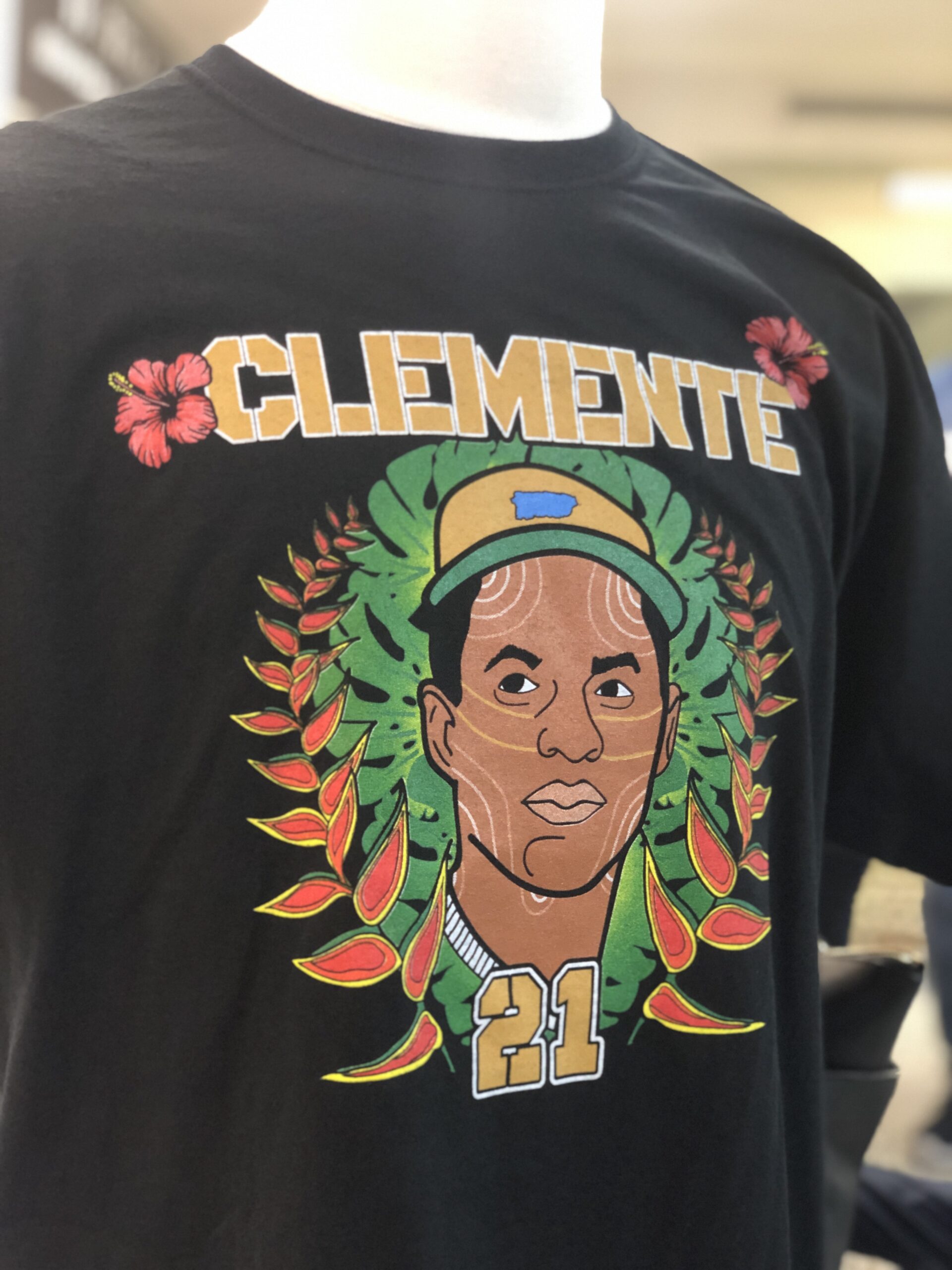 Nieto de Roberto Clemente diseña camiseta oficial para el 'Clemente Day' –  Ey Boricua