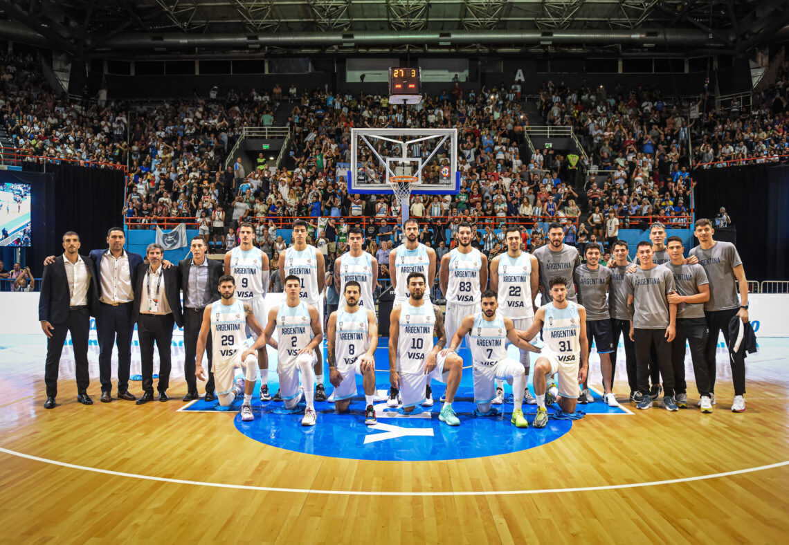 Fotografía cedida por Prensa de la Federación Internacional de Baloncesto del equipo de Argentina, durante un partido por la clasificación a la Copa Mundial de baloncesto, en el Polideportivo Islas Malvinas, en Mar del Plata (Argentina), este 26 de febrero de 2023. EFE/Marcelo Endelli