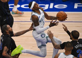 El ala de los Minnesota Timberwolves, Jaden McDaniels, se eleva entre sus rivales en busca de la canasta durante el segundo partido de las finales de la Conferencia Oeste de la NBA que los Dallas Mavericks ganaron este viernes en el Target Center de Minneapolis, Minnesota. EFE/Craig Lassig