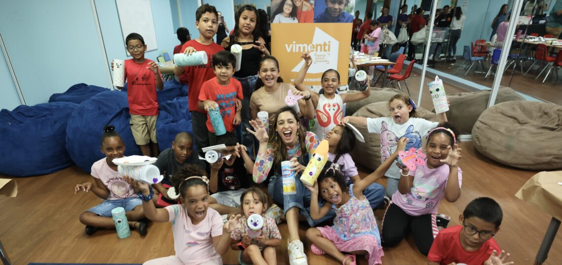Larissa Dones, actriz y creadora de contenido, junto a niños de Vimenti en taller sobre reusar plásticos como lapíceros. (Suministrada)