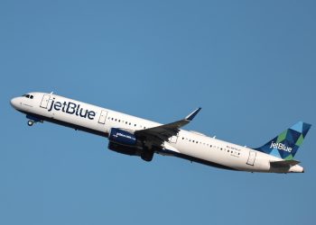Foto de archivo que muestra a un avión de la aerolínea estadounidense de bajo costo JetBlue. EFE/EPA/ALLISON DINNER