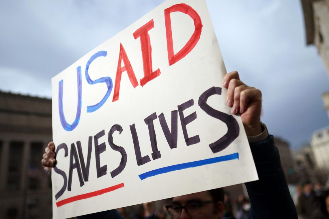 Un manifestante sostiene un cartel frente a la Agencia de los Estados Unidos para el Desarrollo Internacional (USAID) en Washington, DC, EE.UU., en una fotografía del 03 de febrero de 2025. EFE/WILL OLIVER