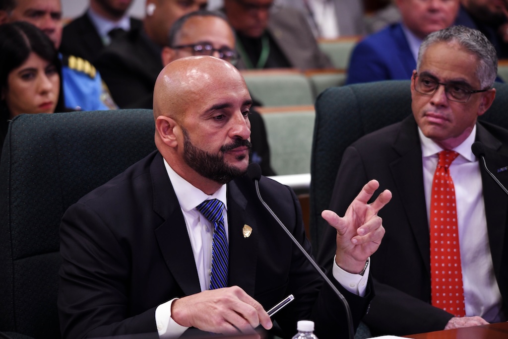 El comisionado del Negociado de la Policía, Joseph González Falcón, durante su ponencia en la vista pública conjunta en El Capitolio, donde expresó su respaldo total al Proyecto de la Cámara 406.