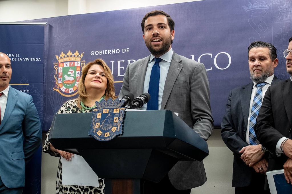 El secretario del DDEC, Sebastián Negrón Reichard, junto a la gobernadora Jenniffer González Colón, en una foto de archivo.