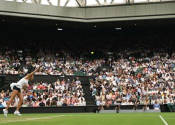 La bielorrusa Aryna Sabalenka en acción ante la belga Elise Mertens en los octavos de Wimbledon. EFE/EPA/DANIEL HAMBURY