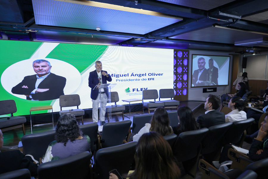 El presidente de la agencia EFE, Miguel Ángel Oliver (c), al intervenir este jueves, 4 de septiembre, durante la apertura del III Foro Latinoamericano de Economía Verde (FLEV), en São Paulo (Brasil). EFE/Sebastiao Moreira