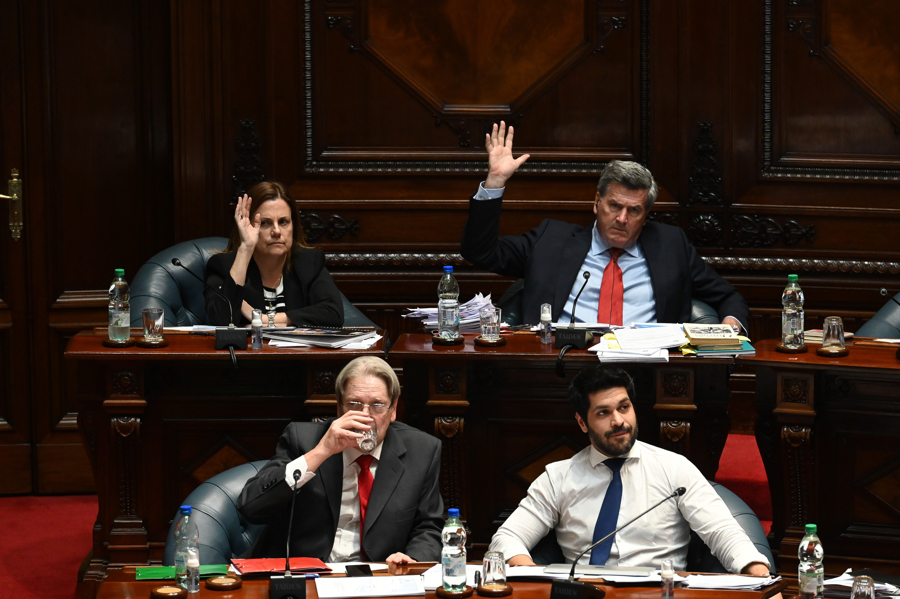 Los senadores uruguayos del Partido Colorado Ana Hunter (arriba-i) Pedro Bordaberry (arriba-d) Ope Pasquet (abajo-i) y Andres Ojeda, participan en un debate este miércoles, en Montevideo (Uruguay). EFE/ Federico Gutiérrez
