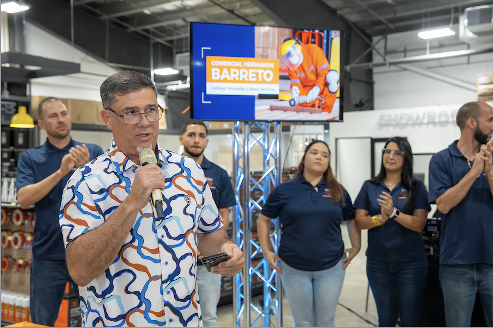Pablo Barreto, presidente de Comercial Hermanos Barreto, celebra junto a empleados y aliados la antesala de la reapertura de la ferretería en Arecibo, tras su reconstrucción.