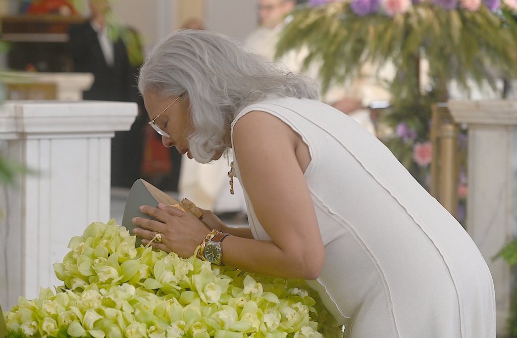 Maritza Ithier, hija de Don Rafael, durante la misa de celebración del a vida del director de El Gran Combo de Puerto Rico. Foto José Rodríguez para Eyboricua.com
