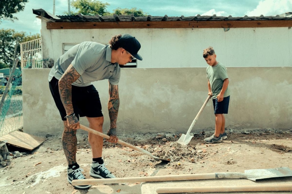 La familia de Javier Báez recorrió hogares en Villa 200, en Dorado, para conocer de primera mano las necesidades de reparación y los próximos pasos del proyecto comunitario junto a Hunger Corp. Suministrada