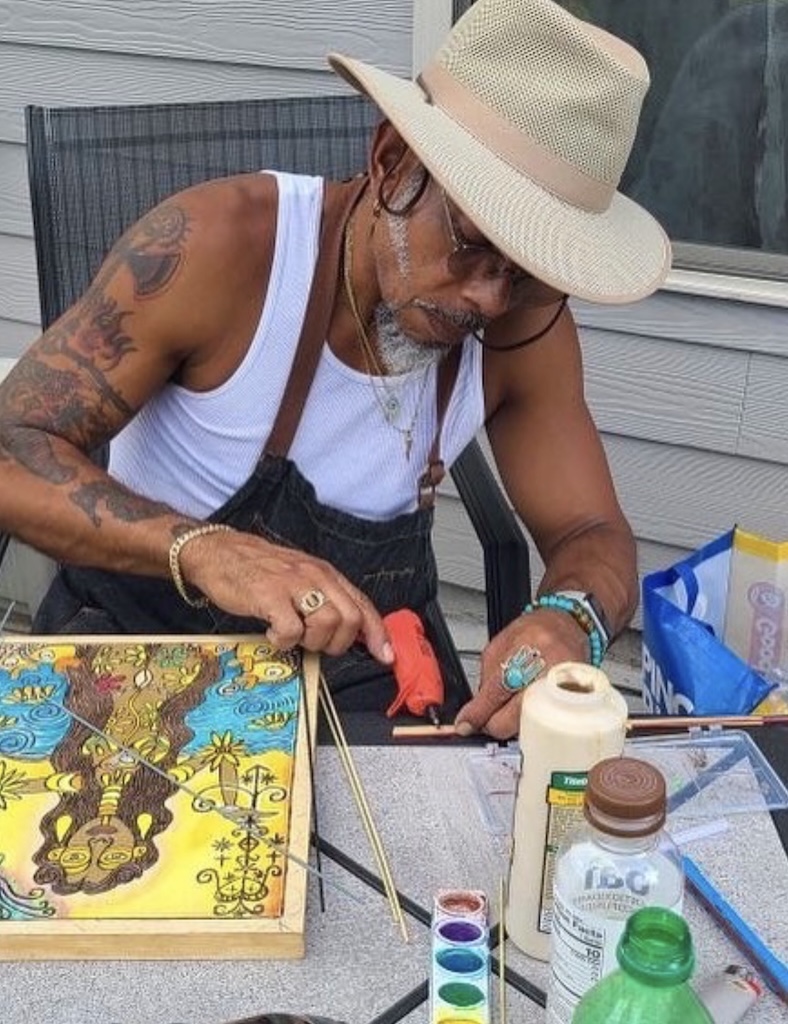 El artista nuyorican Indio Meléndez trabaja una de sus piezas de pirograbado en su taller, proceso que forma parte de la exposición “Orí Inú”.