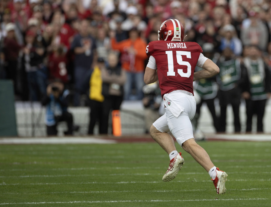 El mariscal de campo de los Hoosiers de Indiana, el estadounidense de descendencia cubana, Fernando Mendoza, en un partido del Rose Bowl, el pasado 2 de enero. EFE/Armando Arorizo