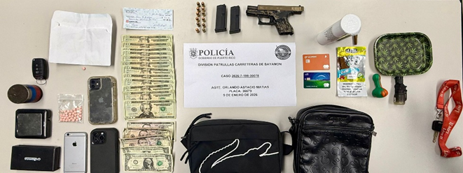 Evidencia ocupada durante una de las intervenciones en San Juan: arma de fuego, municiones, sustancias controladas y dinero en efectivo. / Suministrada por la Policía de Puerto Rico.