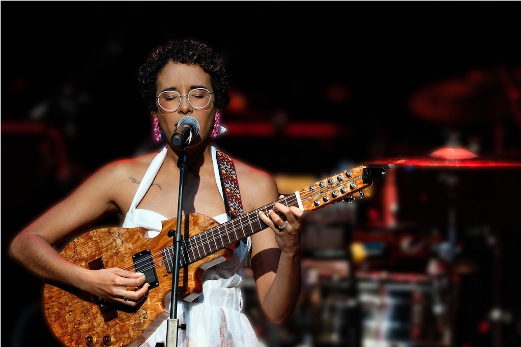 La cuatrista y compositora puertorriqueña Fabiola Méndez durante su participación en la celebración del 30mo aniversario de Berklee en Puerto Rico, evento en el que se destacó el impacto del programa en la formación de jóvenes músicos de la Isla. Suministrada