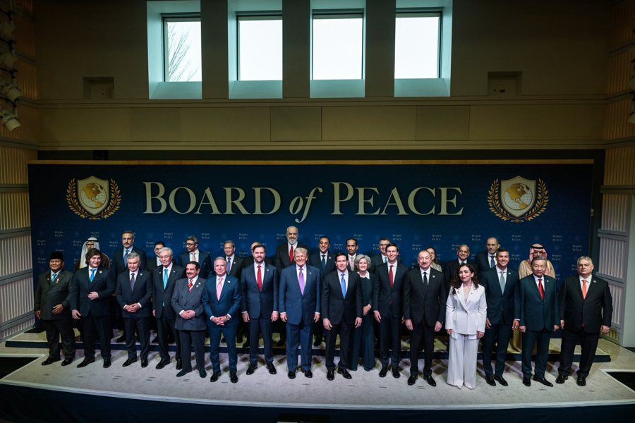 Fotografía tomada de la cuenta oficial en X del asesor político Dan Scavino @Scavino47 que muestra al presidente de Estados Unidos, Donald Trump (c), posando junto a los líderes asistentes a la Junta Paz este jueves, en Washington (Estados Unidos). EFE/ @scavino47