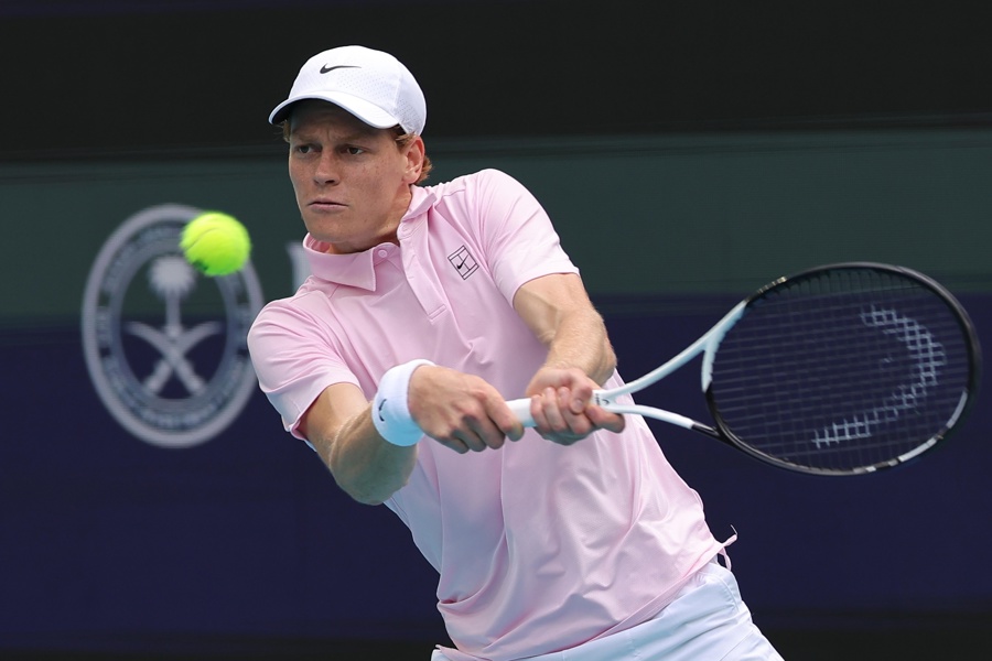 El italiano Jannik Sinner en acción frente al checo Jiri Lehecka durante el partido final de individuales masculinos del torneo de tenis Miami Open 2026 en el Hard Rock Stadium de Miami, Florida (EE.UU.). EFE/CRISTOBAL HERRERA-ULASHKEVICH