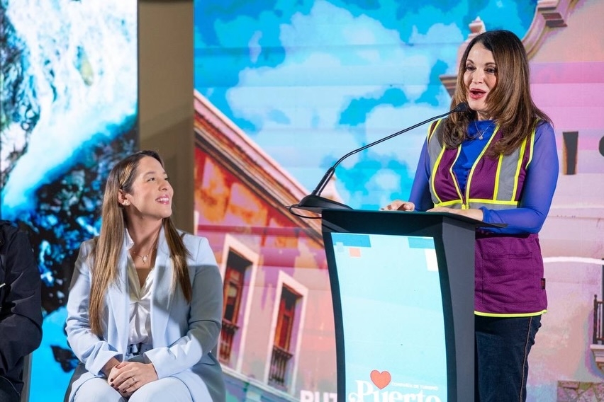 La directora ejecutiva de la Compañía de Turismo de Puerto Rico, Willianette Robles, junto a la arquitecta Astrid Díaz durante la presentación de iniciativas para promover el turismo cultural y religioso en la isla.