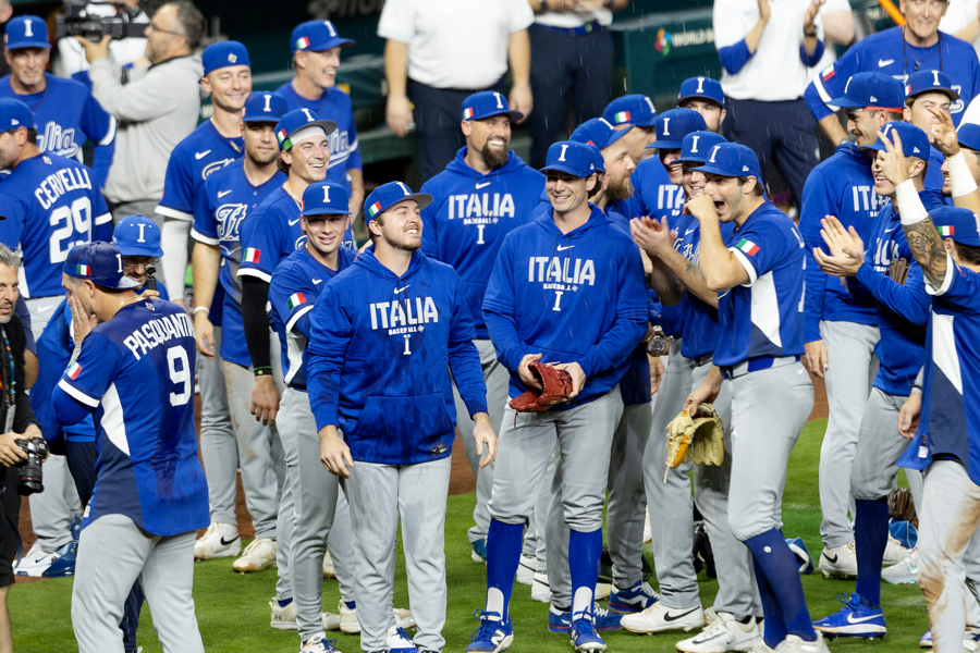 Jugadores de Italia celebran al finalizar un partido del Clásico Mundial de Béisbol entre México e Italia en el estadio Daikin Park, en Houston (Estados Unidos). EFE/ Carlos Ramírez