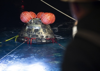 Fotografía facilitada por la Administración Nacional de Aeronáutica y del Espacio (NASA) que muestra la nave espacial Orion de la NASA mientras el equipo de aterrizaje y recuperación de la agencia, junto con personal de la Armada de los Estados Unidos, trabaja para recuperar la nave en la cubierta de pozo del USS John P. Murtha, en el Océano Pacífico, frente a la costa de California, EE. UU., el 11 de abril de 2026. EFE/Joel Kowsky/NASA