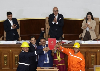 El presidente de la Asamblea Nacional de Venezuela, Jorge Rodríguez (arriba-c), el primer vicepresidente, Pedro Infante (arriba-i), y la segunda vicepresidenta, Grecia Colmenares, reaccionan luego de ser aprobada la nueva ley de minas este jueves, en el Congreso Nacional de Venezuela, en Caracas (Venezuela). EFE/ Ronald Peña R