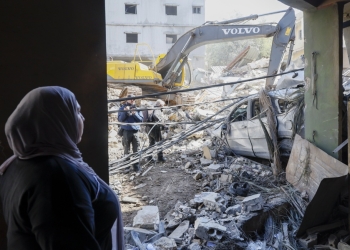 Una mujer observa cómo una excavadora retira los escombros de edificios destruidos tras un ataque israelí cerca del Hospital Universitario Rafik Hariri (RHUH), en el distrito de Jnah de Beirut, Líbano, el 06 de abril de 2026.  EFE/EPA/WAEL HAMZEH