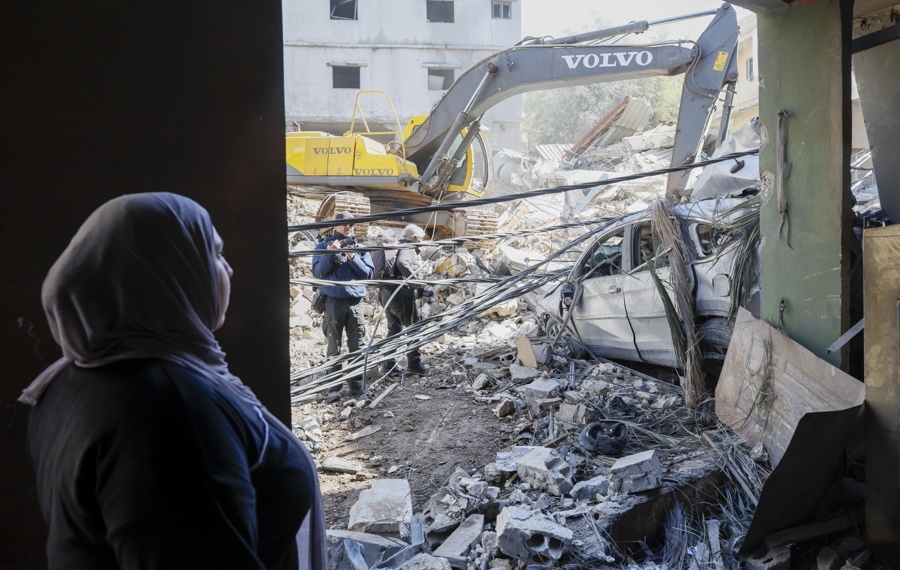Una mujer observa cómo una excavadora retira los escombros de edificios destruidos tras un ataque israelí cerca del Hospital Universitario Rafik Hariri (RHUH), en el distrito de Jnah de Beirut, Líbano, el 06 de abril de 2026.  EFE/EPA/WAEL HAMZEH