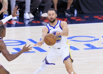 Stephen Curry (d), de los Golden State Warriors, pasa el balón durante un partido del torneo 'play-in' de la NBA entre su equipo y Los Ángeles Clippers disputado anoche en el Intuit Dome Arena en Inglewood, California. EFE/Ariana Ruiz