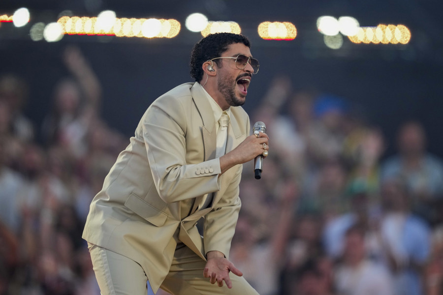El cantante puertorriqueño Bad Bunny, durante el concierto ofrecido este viernes en el Estadio Olímpico de Barcelona. EFE/Alejandro García