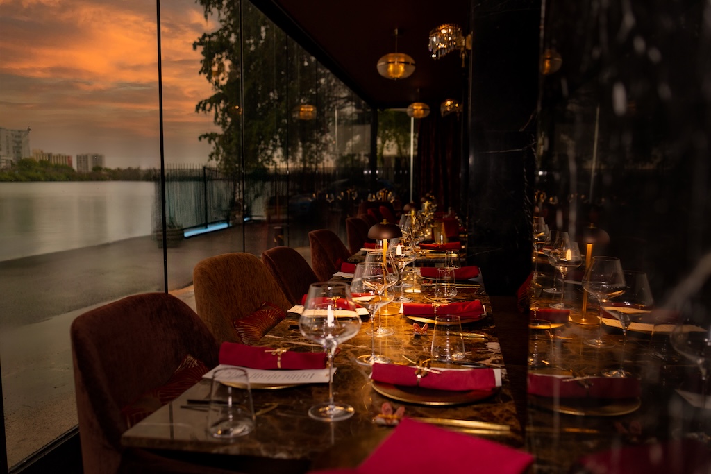Vista desde el restaurante DRGN hacia la Laguna del Condado, donde los clientes disfrutan de la nueva experiencia gastronómica “Sunset Experience”.