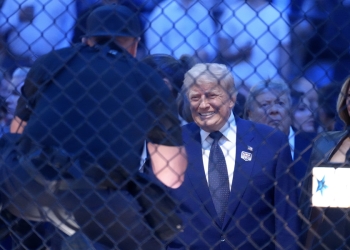 El presidente de Estados Unidos, Donald Trump (c), fue captado este 14 de junio, durante una velada de artes marciales mixtas, con motivo de su cumpleaños 80, en la Casa Blanca, en Washington (EE.UU.). EFE/Octavio Guzmán