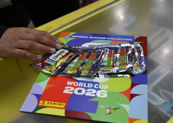 Una persona muestra paquetes de cromos y el álbum del Mundial 2026. EFE/Federico Gutiérrez