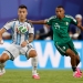 Lautaro Martínez (i), de Argentina, disputa el balón con Rafik Belghali, de Argelia, durante el partido de la fase de grupos del Mundial 2026 disputado en el Arrowhead Stadium de Kansas City, Estados Unidos, el 16 de junio de 2026. EFE/Juan Ignacio Roncoroni.