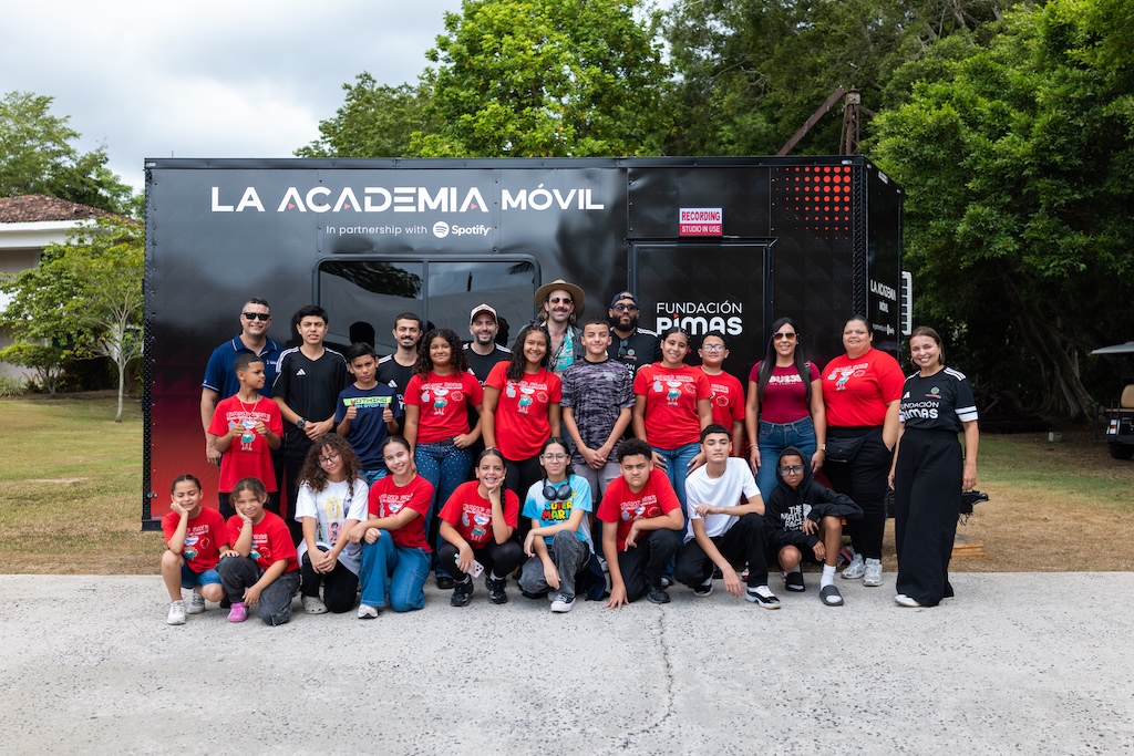 Jóvenes participan en la primera parada de la Academia Móvil de la Fundación Rimas y Spotify en Caguas.