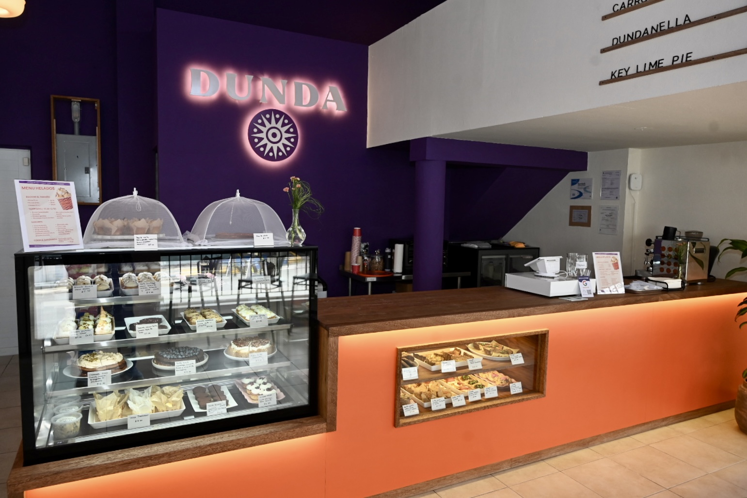 Vista interior del nuevo espacio de DUNDA, diseñado para ofrecer una experiencia más amplia y acogedora a sus clientes.