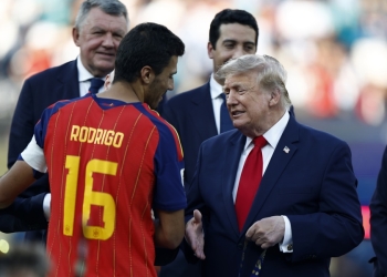 Rodri, de España (i), estrecha la mano del presidente estadounidense, Donald J. Trump, durante la ceremonia de entrega de premios en la Copa Mundial de la FIFA 2026 en Nueva Jersey, EE.UU., el 19 de julio de 2026. EFE/WILL OLIVER