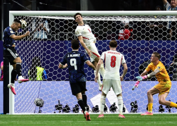 Lautaro Martínz marca de cabeza en el partido de semifinales del Mundial de la FIFA 2026 entre Inglaterra y Argentina en el estadio Mercedes-Benz en Atlanta (Estados Unidos).EFE/EPA/RONALD WITTEK