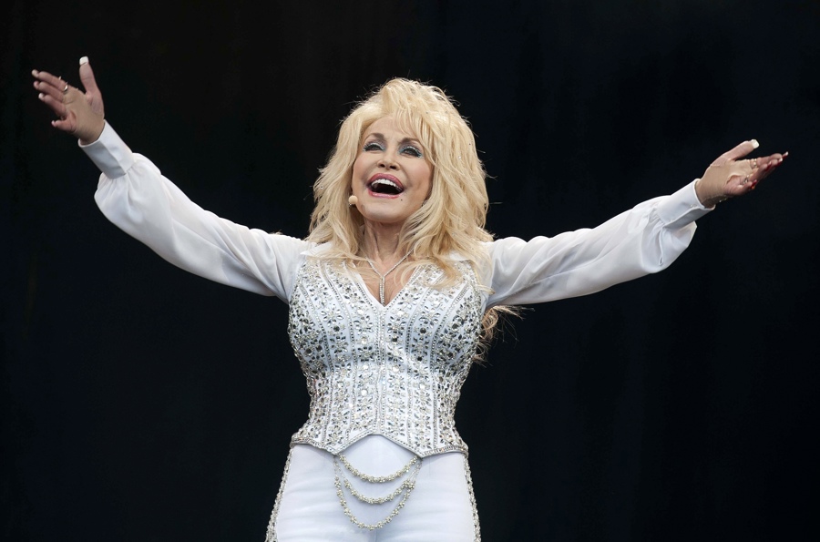 Fotografía de archivo del 29 de junio de 2014 de la cantante estadounidense Dolly Parton durante el Festival de Artes Escénicas Contemporáneas de Glastonbury en Pilton (Inglaterra).EFE/ Will Oliver/ ARCHIVO