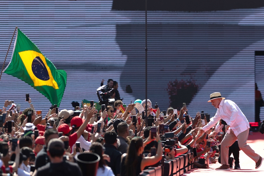 El presidente de Brasil, Luiz Inácio Lula da Silva, saluda a simpatizantes a su llegada al lanzamiento de campaña para su reelección, con el foco puesto en el combate a la violencia de género y al crimen organizado y la promesa de continuar con los programas sociales, este domingo, en el Estadio Primero de Mayo en São Bernardo do Campo (Brasil) EFE/ Isaac Fontana