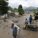Habitantes de la zona caminan por calles inundadas tras una crecida repentina en Trishuli Bazar, distrito de Nuwakot, Nepal, el 26 de agosto de 2026.
EFE/EPA/NARENDRA SHRESTHA