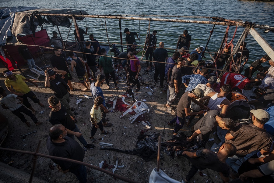 Unos palestinos inspeccionan una cafetería destruida por un ataque aéreo israelí en el puerto de Gaza, cerca de la playa de la ciudad de Gaza, el 18 de agosto de 2026. El Ministerio de Salud de Gaza informó que al menos seis palestinos murieron y otros resultaron heridos en un ataque aéreo israelí en el oeste de la ciudad de Gaza. EFE/MOHAMMED SABER