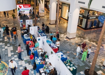 Organizaciones participantes de una feria de orientación y servicios en Plaza Las Américas